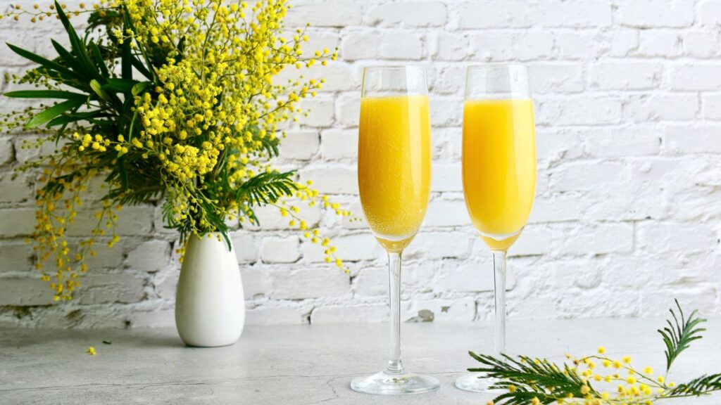 Festa della donna: quest'anno stupiscila con il Menù Mimosa. Per aperitivo scegli il cocktail mimosa.