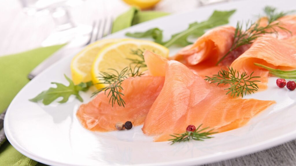 La varietà di salmone più pregiata è il Salmone Sockeye dell'Alaska. Il modo migliore per gustare al meglio un salmone così prelibato è quello più semplice, ovvero il carpaccio, delicato, elegante e gustoso.