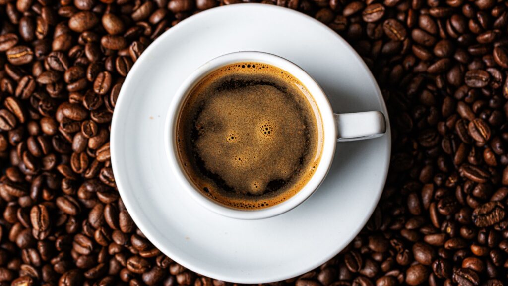 Il caffè aumenta il tasso metabolico ed esercita inoltre un effetto lipolitico, ovvero diminuisce l’appetito e riduce la sensazione di fame.