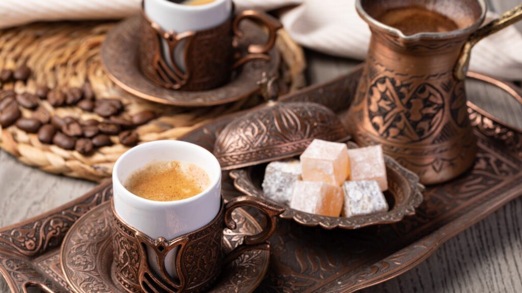 In Turchia il caffè viene preparato nel cezve, un tipico bricco di rame e ottone con un lungo manico.