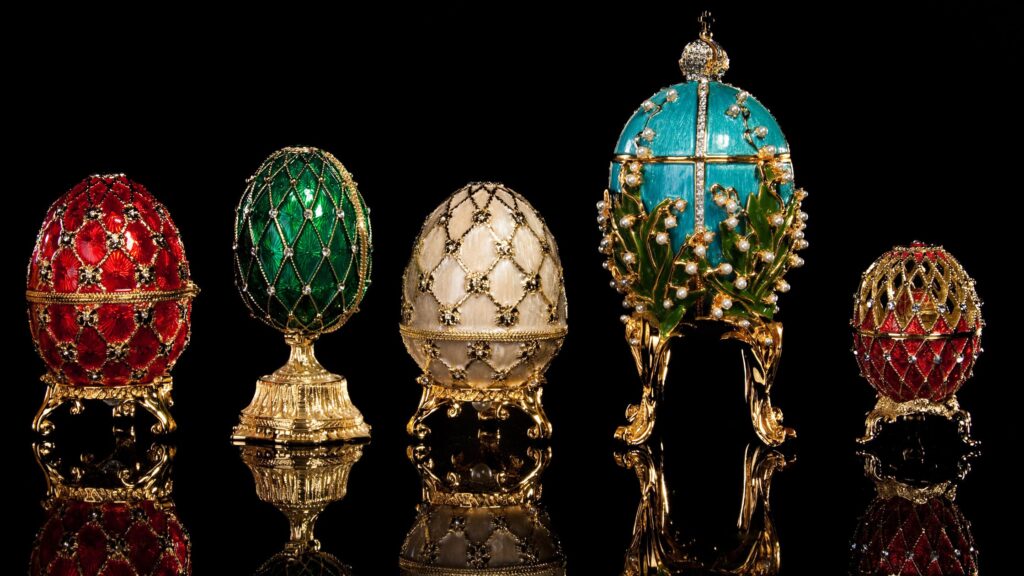 Molti studiosi ritengono che la tradizione di inserire una sorpresa all'interno delle uova pasquali abbia avuto inizio grazie al famoso orafo russo  Fabergè.
