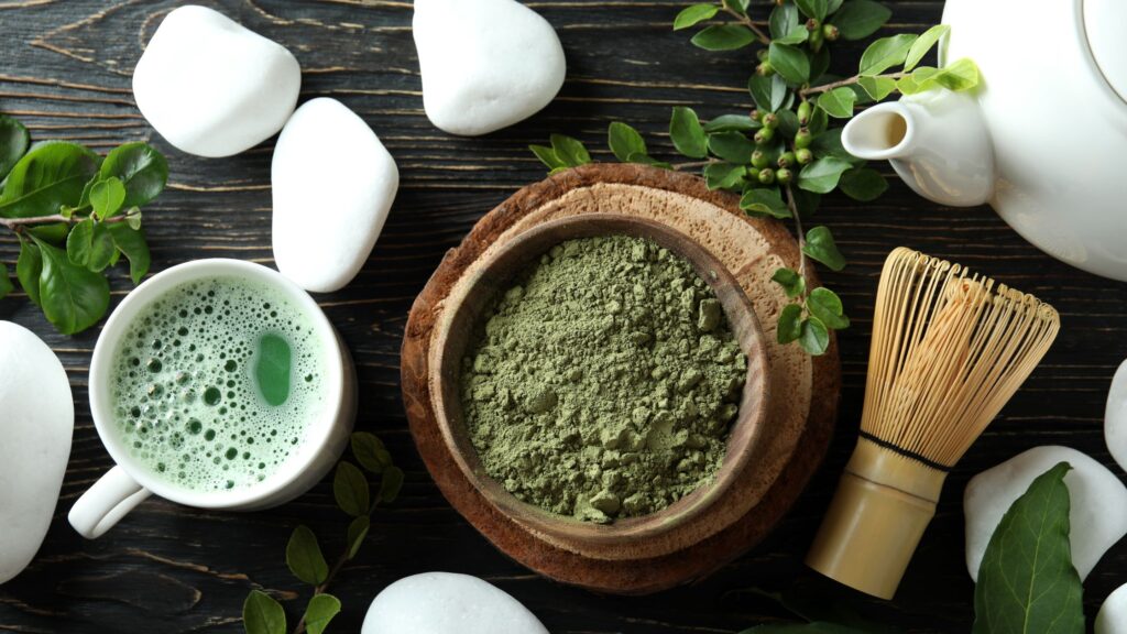 Il matcha, famosissimo tè verde giapponese in polvere, è ricco di incredibili proprietà benefiche.