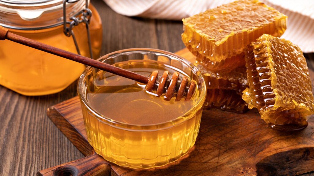 San Lorenzo ha scelto di proporre ai suoi clienti esclusivamente miele biologico, prodotto artigianalmente da apicoltori esperti che hanno a cuore il benessere di questi piccoli, importantissimi insetti.