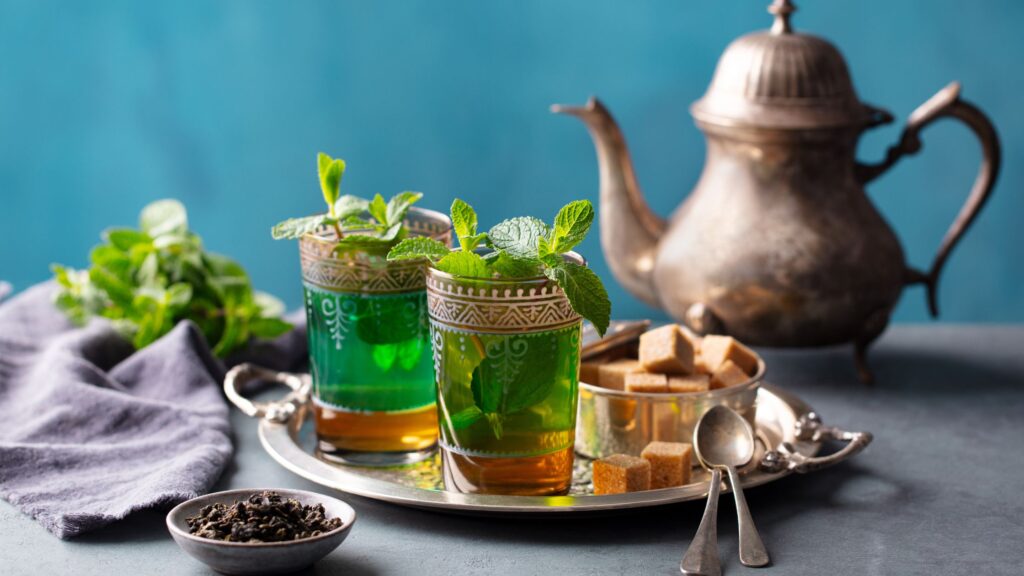 Il tè alla menta marocchino è realizzato partendo da un base di tè verde cinese Gunpowder, fresco e dissetante, a cui viene unita un’aromatica miscela di foglie di menta.