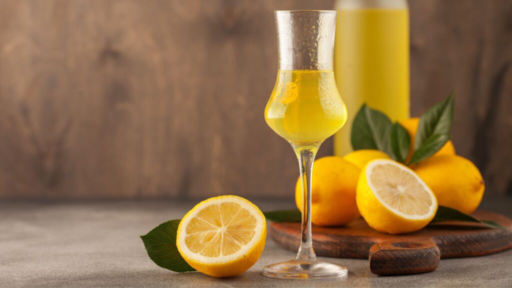 Il Liquore al limone è certamente tra gli ammazzacaffè più conosciuti e diffusi, grazie al suo sapore rinfrescante e assolutamente perfetto.