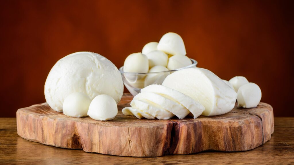 La mozzarella è uno dei più celebri formaggi freschi.