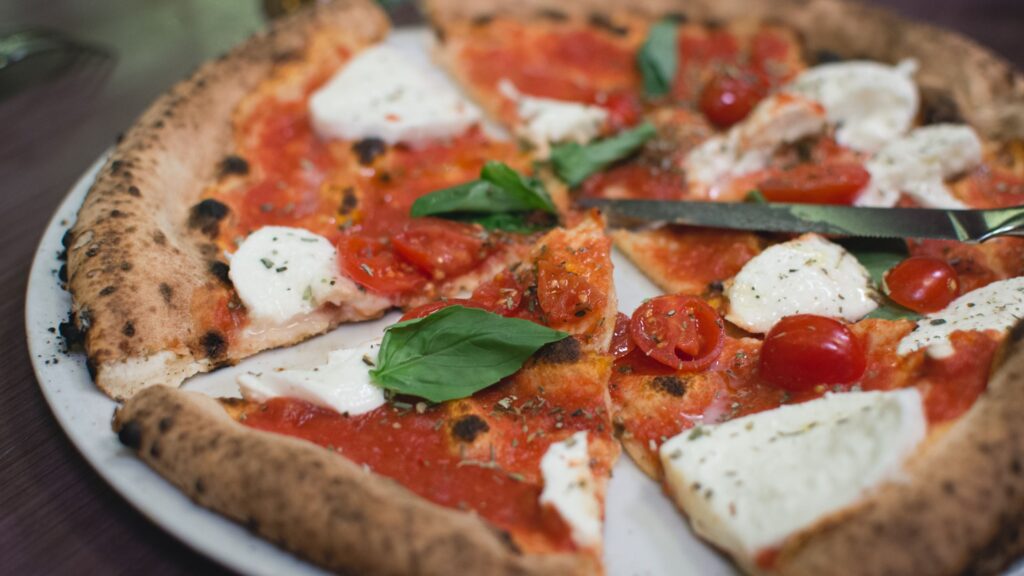 La pizza è il piatto più iconico della cucina napoletana.