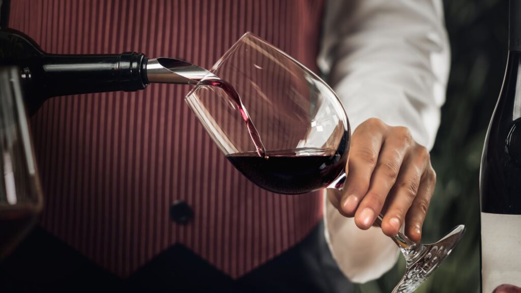 Versa ai tuoi ospiti lo stesso vino che hai utilizzato per cucinare. L’abbinamento saprà conquistare anche i palati più raffinati!