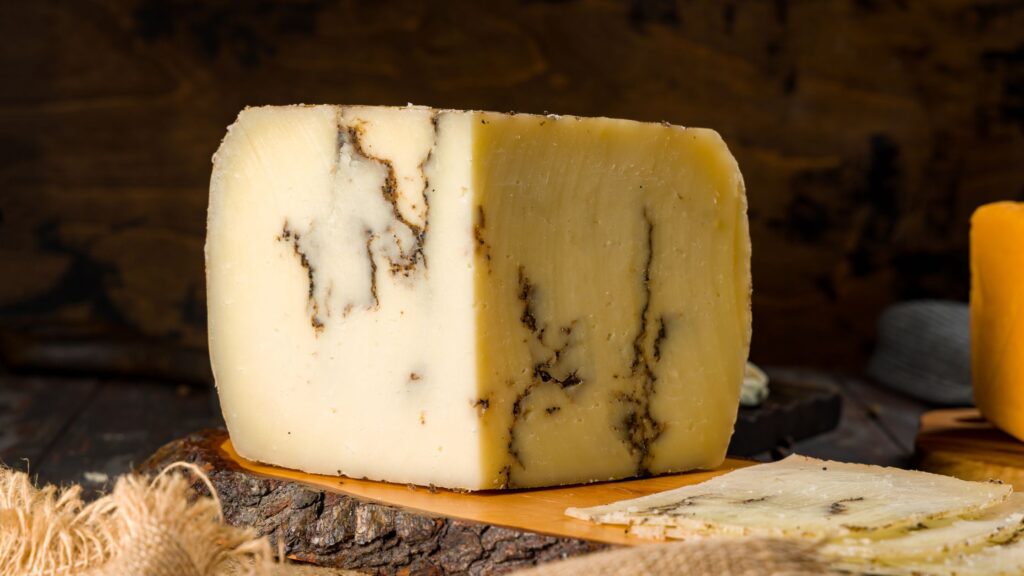 Il Crutin con pezzi di tartufo è un formaggio stagionato a pasta rotta.