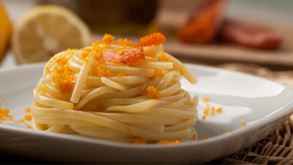La prima portata del menù di San Valentino sono gli spaghetti aglio olio e peperoncino con nocciole e bottarga di muggine