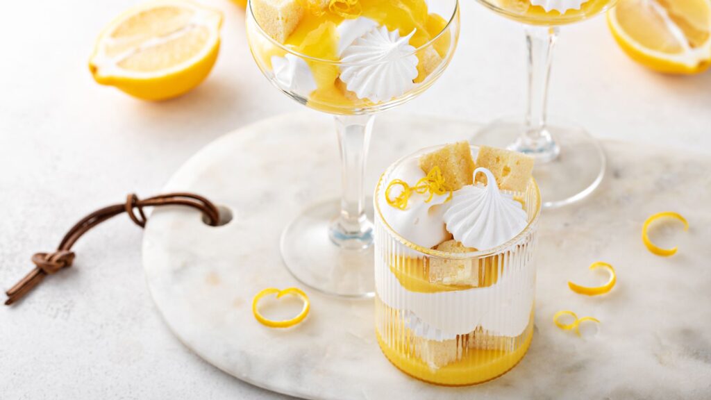 Il dessert perfetto per il menù in giallo della Festa della donna è la mimosa al cucchiaio